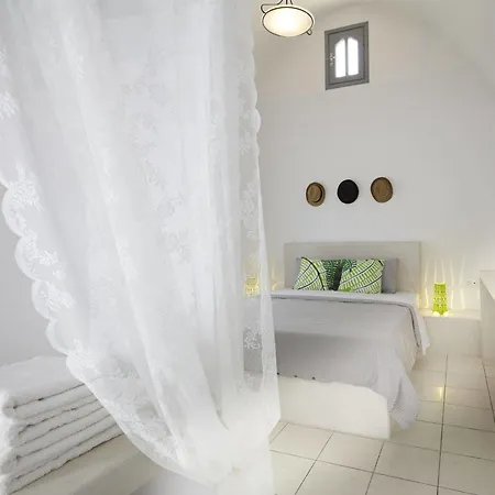 Fenix Perissa (Santorini)