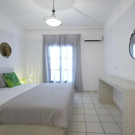 Fenix Perissa (Santorini)