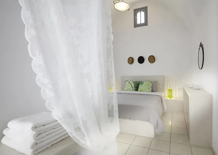 Fenix Perissa (Santorini)